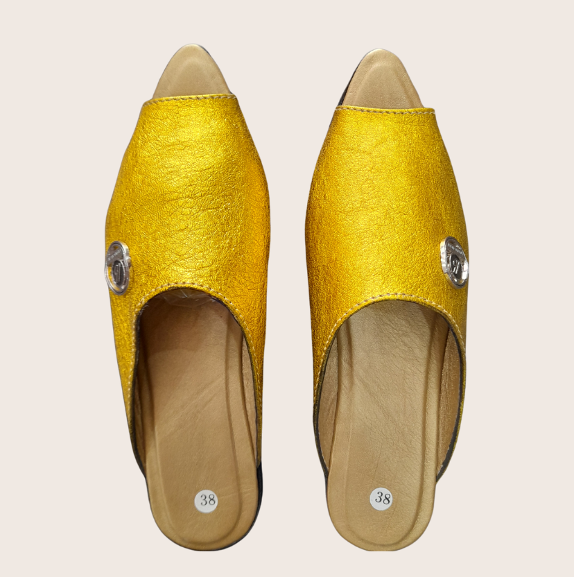 Babouche ouvert en cuir jaune or